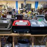 Continuiamo la nostra esplorazione, scoprendo qua e l� piccoli paradisi del vintage. C'� l'angolo delle macchine per scrivere...